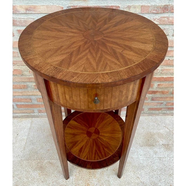 French Round Side Table in Walnut and Marquetry, 1940s For Sale - Image 4 of 10