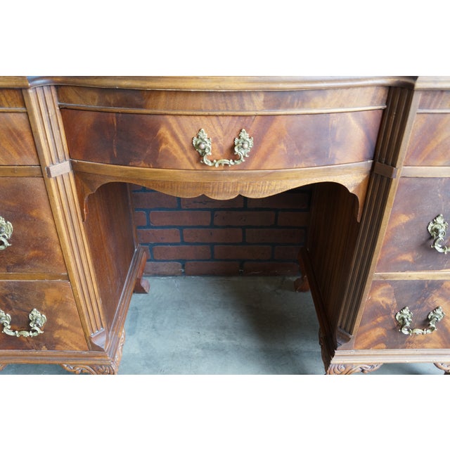 Nobel English traditional styling makes this desk an amazing find. The ball and claw feet give this desk its stature and...