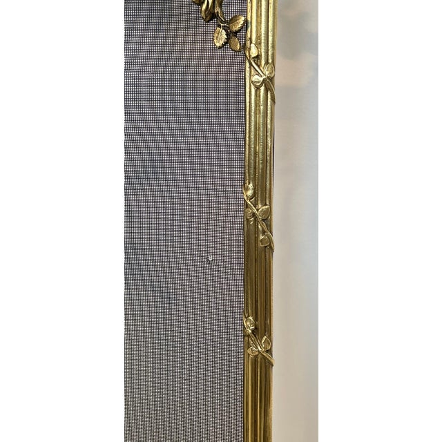 Louis XVI style brass fire screen with mesh decorated with garlands For Sale - Image 10 of 12