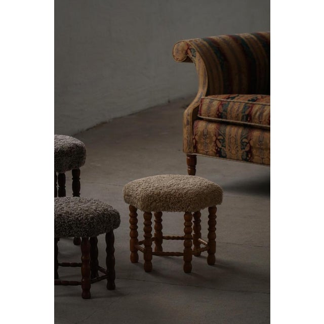 Mid-Century Modern Hexagon Oak Stool with Lambswool Seat and Bobbin Legs, 1950s For Sale - Image 3 of 12