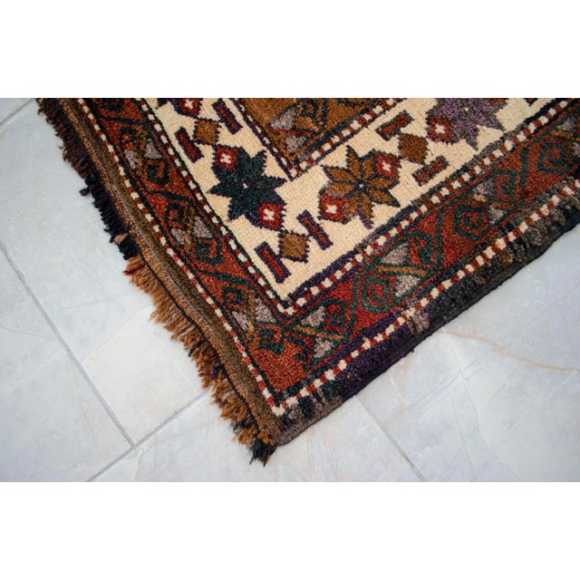 Vintage Hand Knotted Turkish Rug Organic Wool Living Room Decor – 6′9″ × 10′6″ For Sale - Image 13 of 15