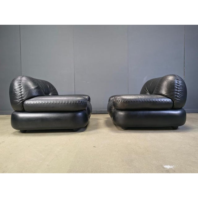 Set of Black Leather Lounge Chairs by Sapporo for Mobil Girgi, 1970s, Set of 2 For Sale - Image 6 of 11