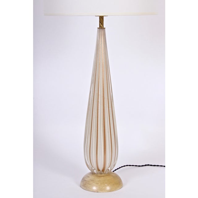 Mid-Century Modern Tall Alfredo Barbini White Ribbed Murano Glass Table Lamp with Gold Inclusions For Sale - Image 3 of 9