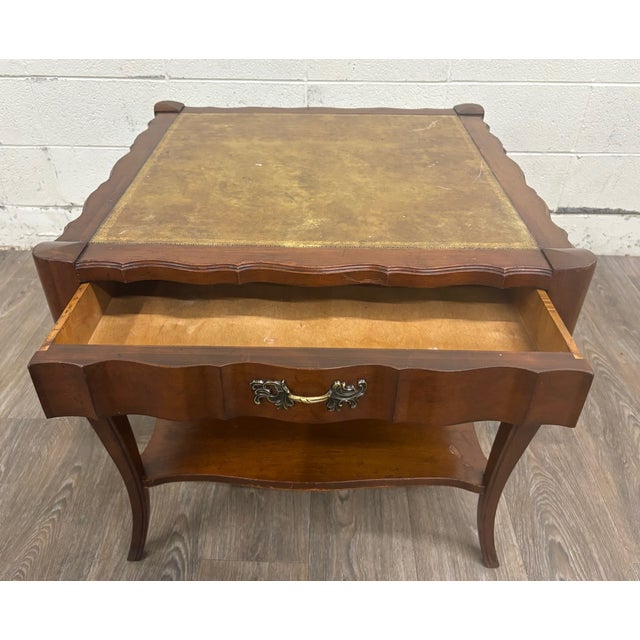 Late 20th Century Vintage Townsend Mfg. Co. Tooled Leather Top Mahogany End Table For Sale - Image 5 of 18