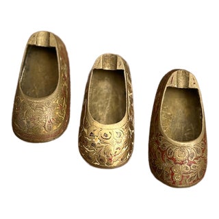 Set of Three Vintage Brass Shoe-Shaped Pocket Ashtrays Made in G. L. India For Sale