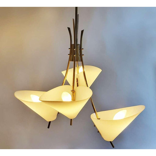 Mid-Century chandelier made of brass, 1950s Elegant four-armed mid-century brass chandelier with white, organically shaped...