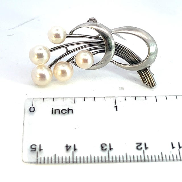 Metal 1990s Mikimoto Estate Akoya Pearl Brooch 6.80 mm Silver For Sale - Image 7 of 7