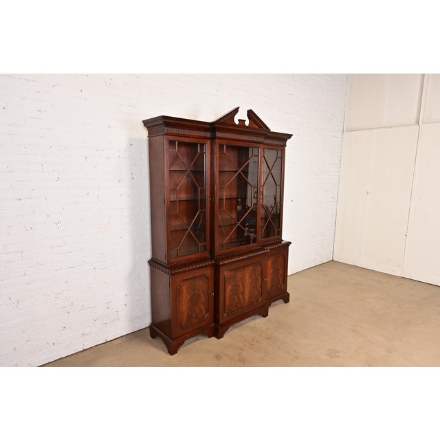 Baker Furniture Company Baker Furniture Historic Charleston Georgian Flame Mahogany Lighted Breakfront Bookcase Cabinet For Sale - Image 4 of 16