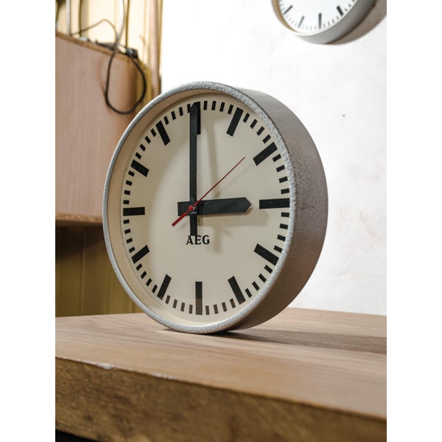Industrial Grey Hammered Wall Clock from Aeg, Germany, 1960s For Sale - Image 15 of 15