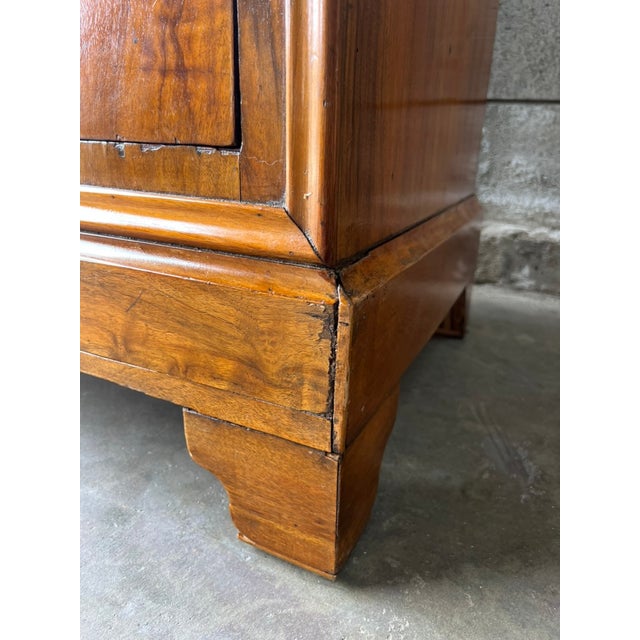 Brown Louis Philippe French Walnut Commode / Chest of Drawers With Silver Wave Marble Top For Sale - Image 8 of 14