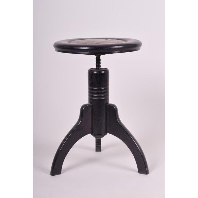 Dimensions: Maximum height: 65 cm (25.6") Minimum height: 50 cm (19.7") Seat diameter: 40 cm (15.7") This elegant piano...
