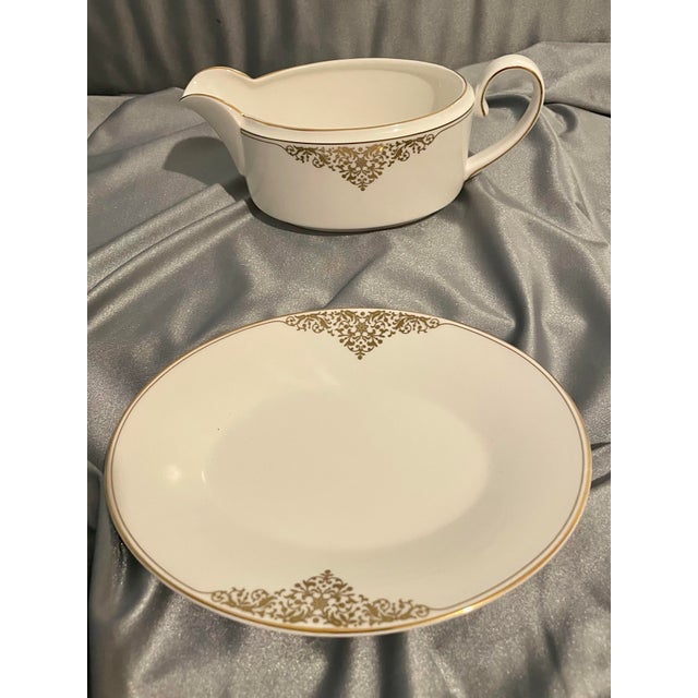 Ceramic 1990s Wedgwood Bone China Vera Wang Empress Jewel Gravy Boat and Under Plate For Sale - Image 7 of 7