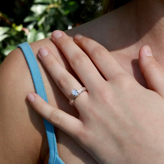 Contemporary Kai Everlight 1.00ct Oval Lab Grown Diamond Faceted Sapphire Ring in 14k Gold (All Sizes Available) For Sale - Image 3 of 6