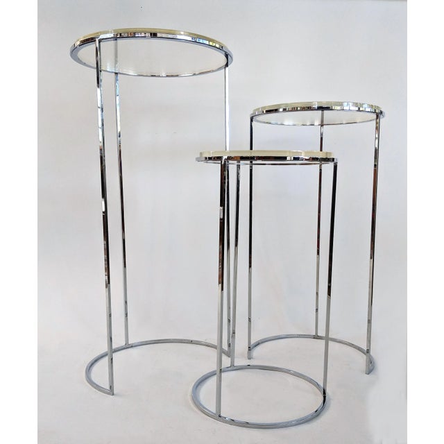 1960s Vintage Mid-Century Modern Lucite Nesting Pedestal Tables - Set of 3 For Sale - Image 12 of 13