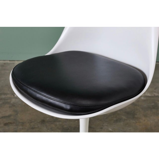 Set of 4 Eero Saarinen for Knoll Tulip Chairs in White & Black Leather For Sale - Image 18 of 18