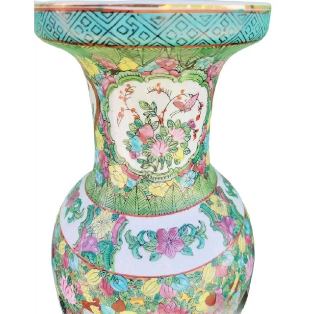 Chelsea House Inc Vintage Large Chinoiserie Ceramic Famille Rose Greek Key Asian Garden Scene Decorative Floor Vase For Sale - Image 4 of 7