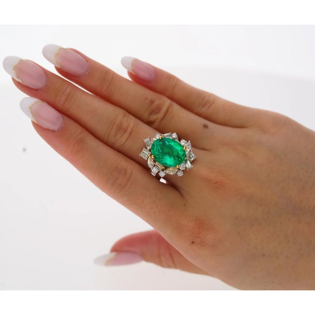 Late 20th Century 6.79 Carat Minor Oil Colombian Emerald and Diamond 18k Gold Ring Size 6 For Sale - Image 9 of 10