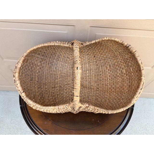Early 20th Century Large Early 20th Century American Oak Splint Buttocks Gathering Basket For Sale - Image 5 of 9