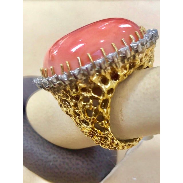 125 Carat Natural Pink Round Coral and Diamond Cocktail Ring 18 Karat Gold For Sale In New York - Image 6 of 18