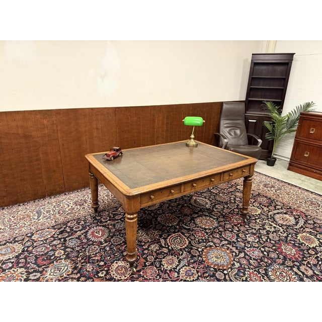 About this Classic English Writing Desk Partnerdesk Classic and elegant | Antique English, classic and chesterfield style...