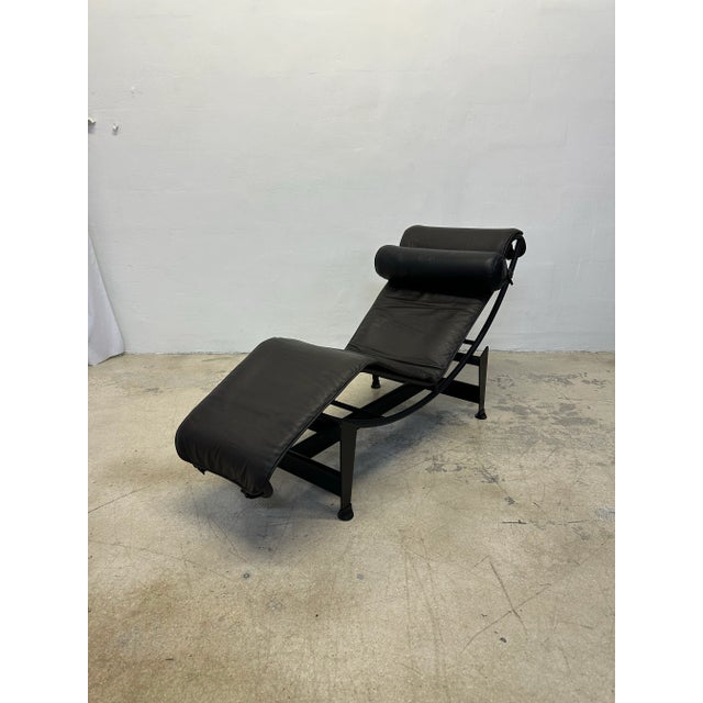 Mid-Century Modern Lc4 Le Corbusier “Noire” Chaise Lounge for Cassina For Sale - Image 3 of 12