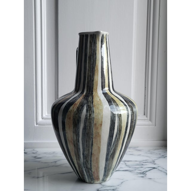 Minimalist mid-century vase with a mesmerising hand painted line-design in excellent condition. Natural earth tones and a...
