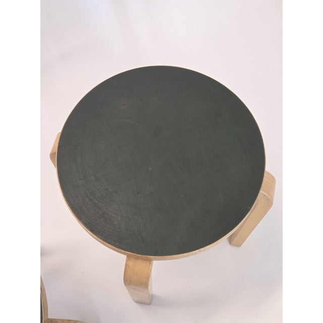 Artek E60 Stools in Green Linoleum by Alvar Aalto for Artek, Finland, 1960s, Set of 2 For Sale - Image 4 of 15