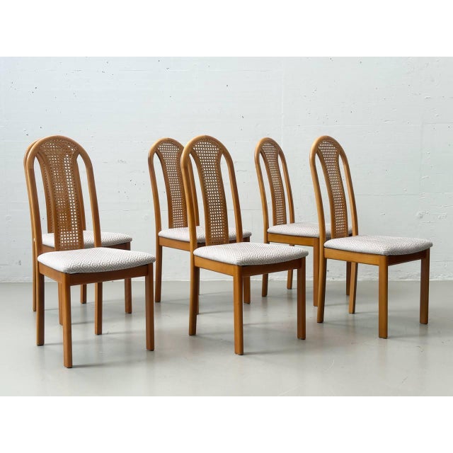 This elegant dining chair by lübke impresses with its high-quality craftsmanship and timeless design. The curved solid...