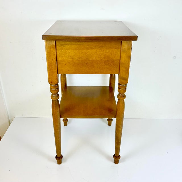 1970s 1970s Vintage Ethan Allen Americana Traditional Heirloom Nutmeg Maple Side Table by Baumritter For Sale - Image 5 of 14