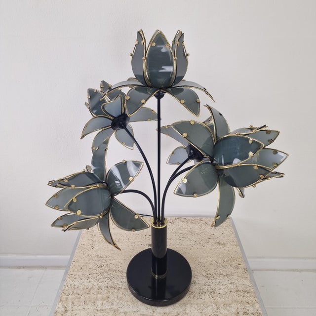 1980s Hollywood Regency Five-Light Lotus Flower Table Lamp in Smoked Glass, 1980s For Sale - Image 5 of 18