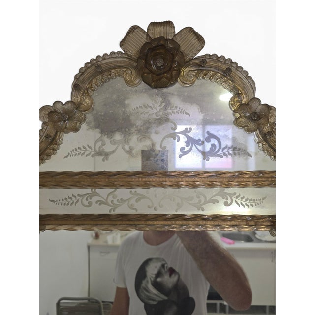 Venetian Murano Glass Wall Mirror with Floral Engraving and Amber Details, 1950 For Sale - Image 6 of 11