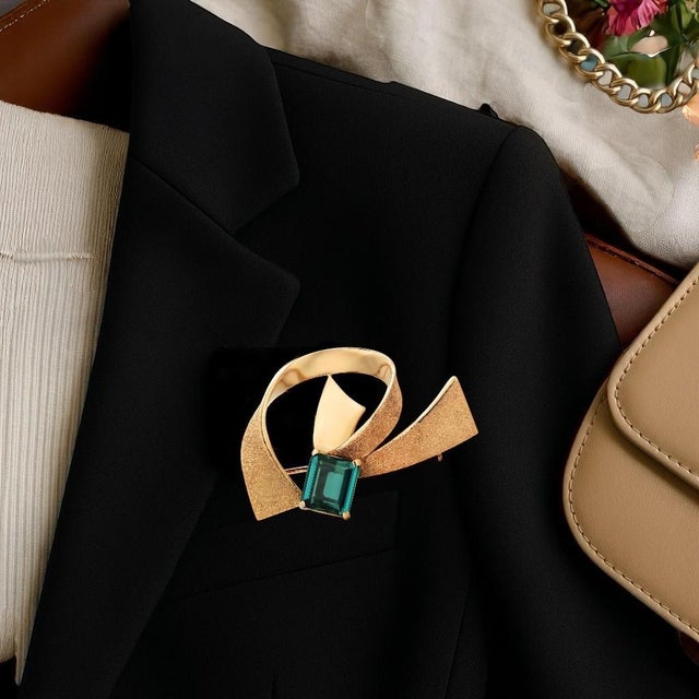 Modern 1990s H. Stern Mid-Century 18k Gold Blue-Green Tourmaline Modernist Brooch Pendant For Sale - Image 3 of 10