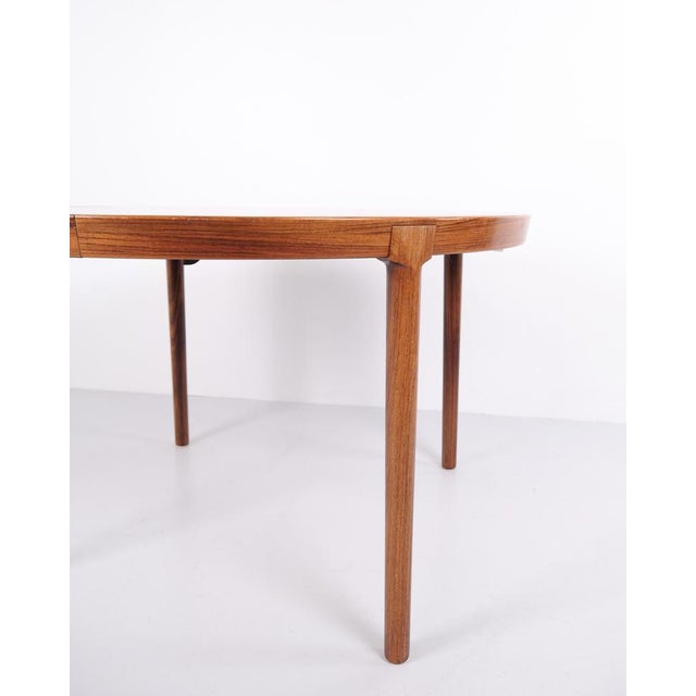 Round dining table in rosewood by Sannemanns Møbelfabrik from the 1980s. Danish design without extension leaves, featuring...