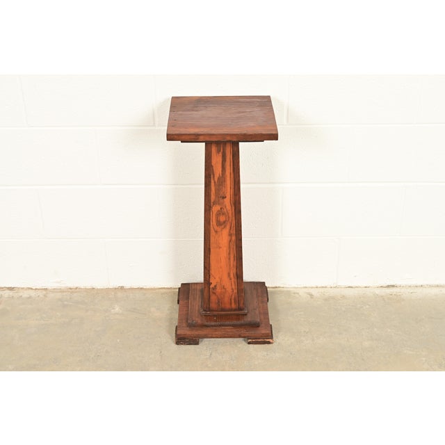 A beautiful antique Mission or Arts & Crafts pine occasional pedestal side table or plant stand In the manner of Stickley...