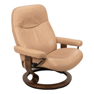 1990s Ekornes Stressless Royal Recliner in Tan Leather W/ Walnut Base - Large Model For Sale