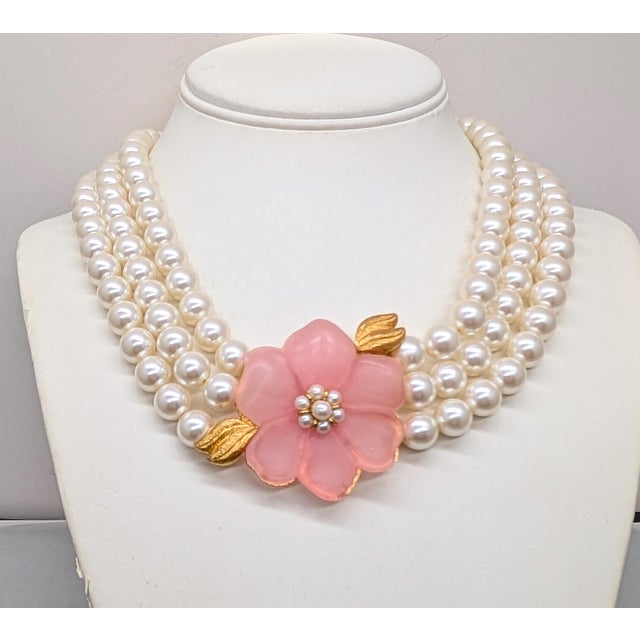 American Vintage 1980s Signed Napier 3-Strand Beaded Faux-Pearl Pink Flower Necklace For Sale - Image 3 of 8