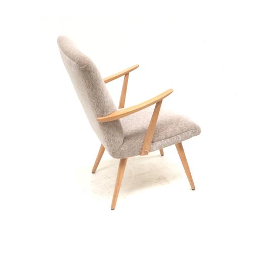 Vintage armchair from the 1950s in excellent condition. This elegant vintage armchair from the 1950s is a refined example...