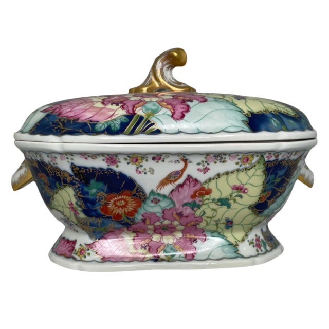 Indulge in the traditional elegance of the Mottahedah Rectangular Tobacco Soup Tureen and under-dish. Hand-crafted with...