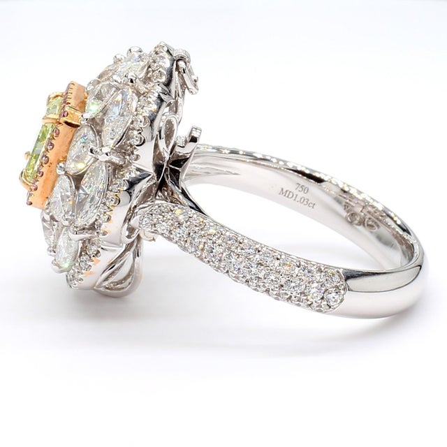 Modern Gia Certified 3.74 Carat Green-Yellow Diamond Ring in 18k Gold For Sale - Image 3 of 9