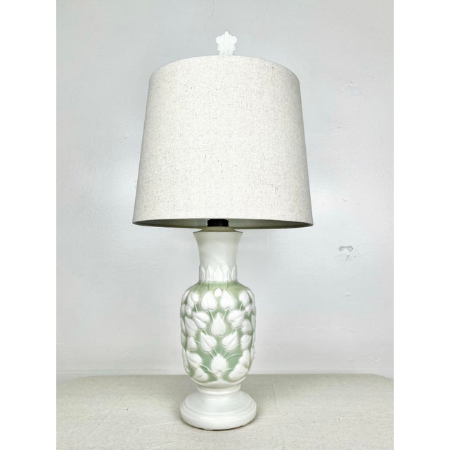 Vintage mid century alacite opalescent milk glass table lamp. Circa 1940's, made by Aladdin. Beautiful art deco minty...