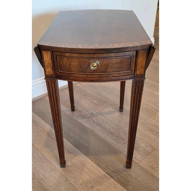 American Federal Style Cross-Banded Matched Mahogany Drop-Leaf Extending Occasional Table Signed Baker Furniture For Sale - Image 11 of 17