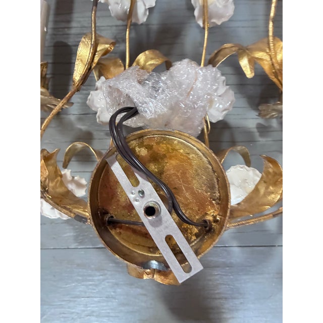 1960s Italian Tole Wall Sconce With Porcelain Roses For Sale - Image 4 of 4
