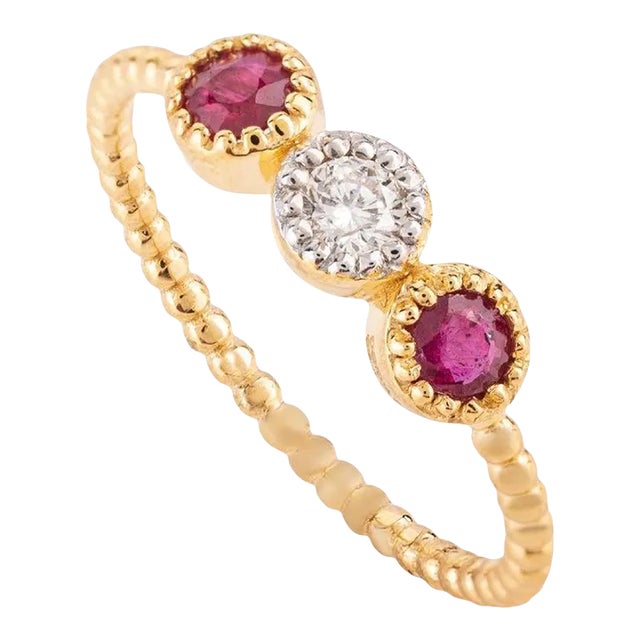 Contemporary Brilliant Diamond and Ruby Three Stone Ring in 18k Yellow Gold Size 7 ( All Sizes Available ) For Sale - Image 3 of 12