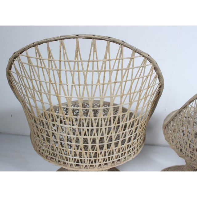 1950s Russell Woodard Spun Fiberglass Beige "Peacock" Cafe Table & 4 Chairs For Sale - Image 9 of 12