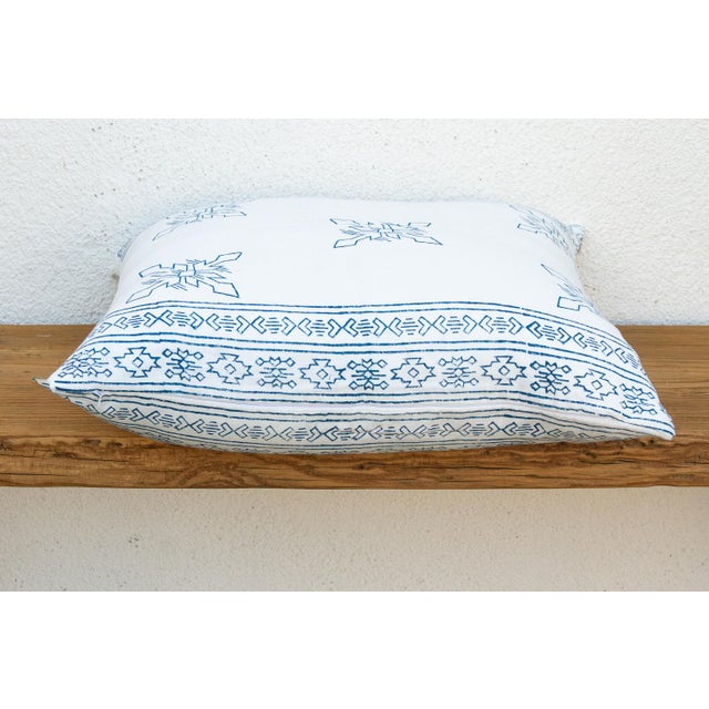 1990s Large 24" White & Blue Jaipur Blockprint Linen Pillow Cover For Sale - Image 5 of 7