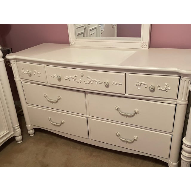 Young America by Stanley Furniture 7-Drawer Dresser Florentine white Antique Intricate molding on wood Made in the USA