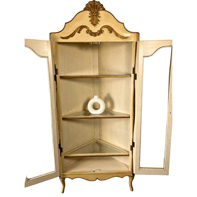 Vintage Provincial Neoclassical Gilt Painted Wavy Corner Lighted Vitrine Cabinet For Sale - Image 4 of 9