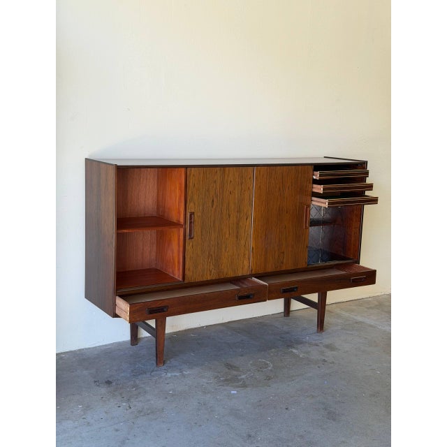 1960s Danish Mid Century Rosewood Credenza – Large Scandinavian Modern Sideboard 1960s For Sale - Image 5 of 10