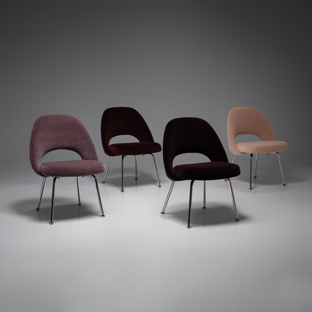 The Saarinen Model 72 Dining Chair by Knoll International is a true design icon. Introduced in 1950 by Finnish-American...