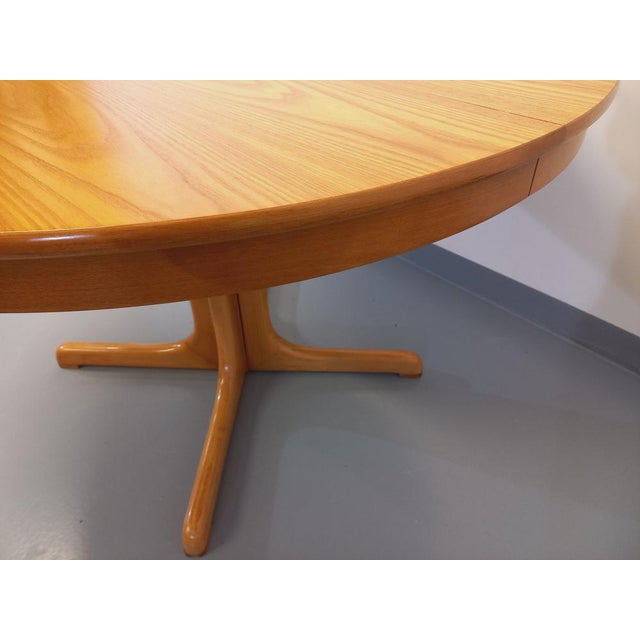 1970s Vintage Round Dining Table in Blond Elm with Integrated Extension, 1970s For Sale - Image 5 of 14